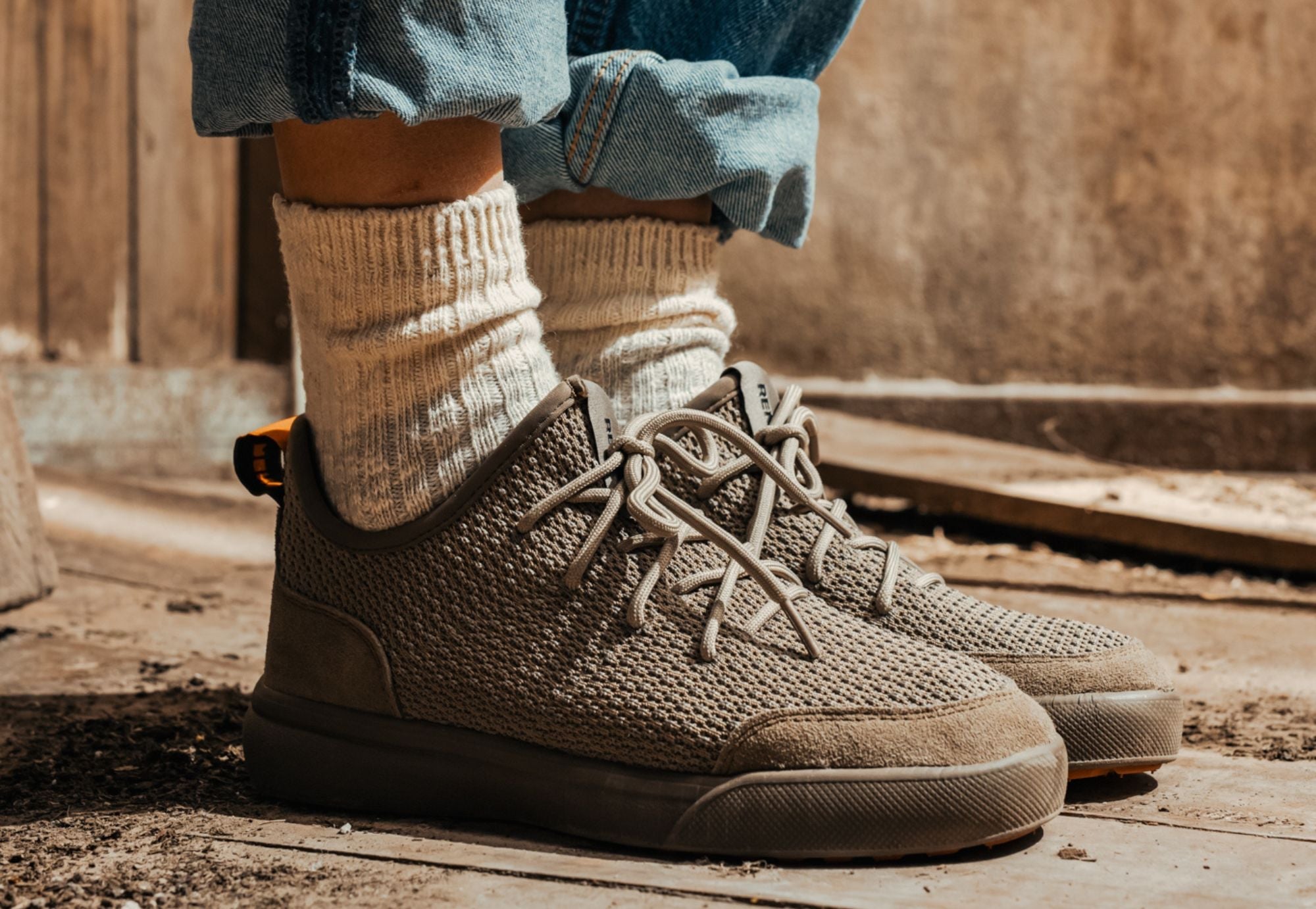 Zapatillas versátiles todo el año: cómo elegir un par que funcione en cualquier estación