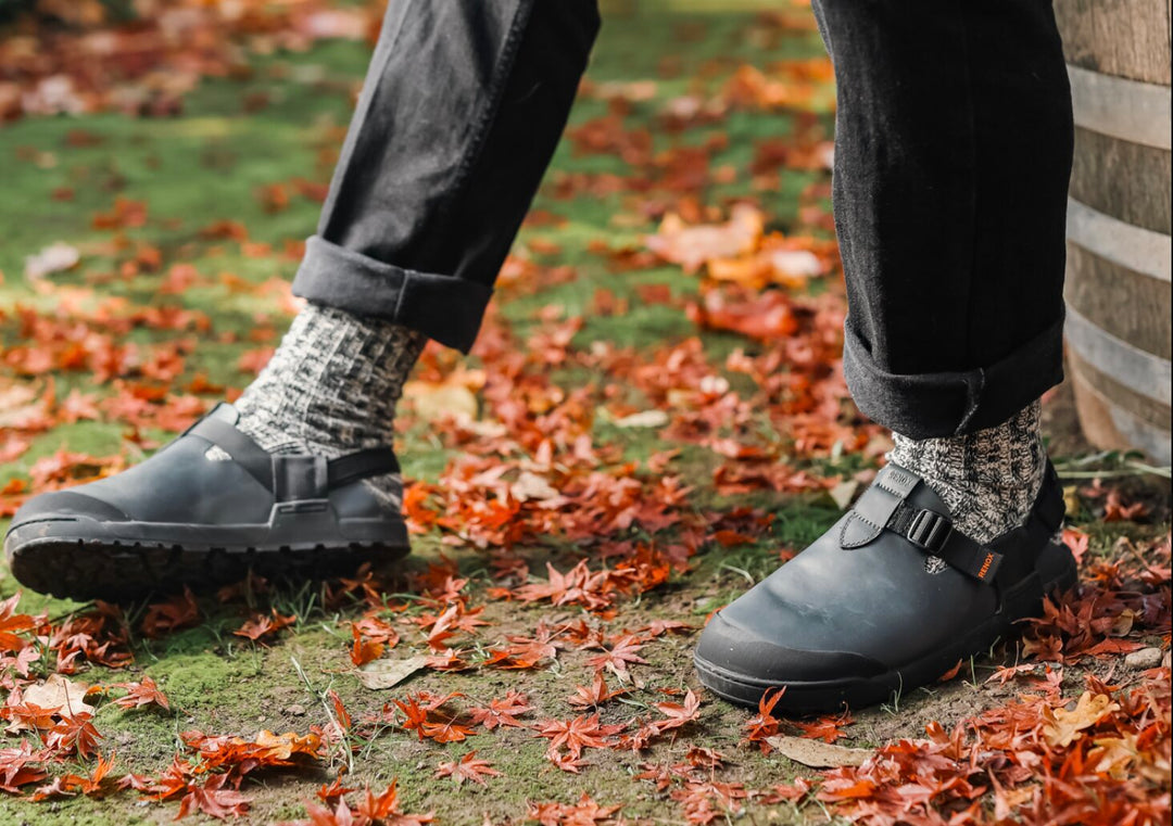 Zuecos de cuero vs Crocs: ¿cuál conviene según tu estilo de vida? (2026)
