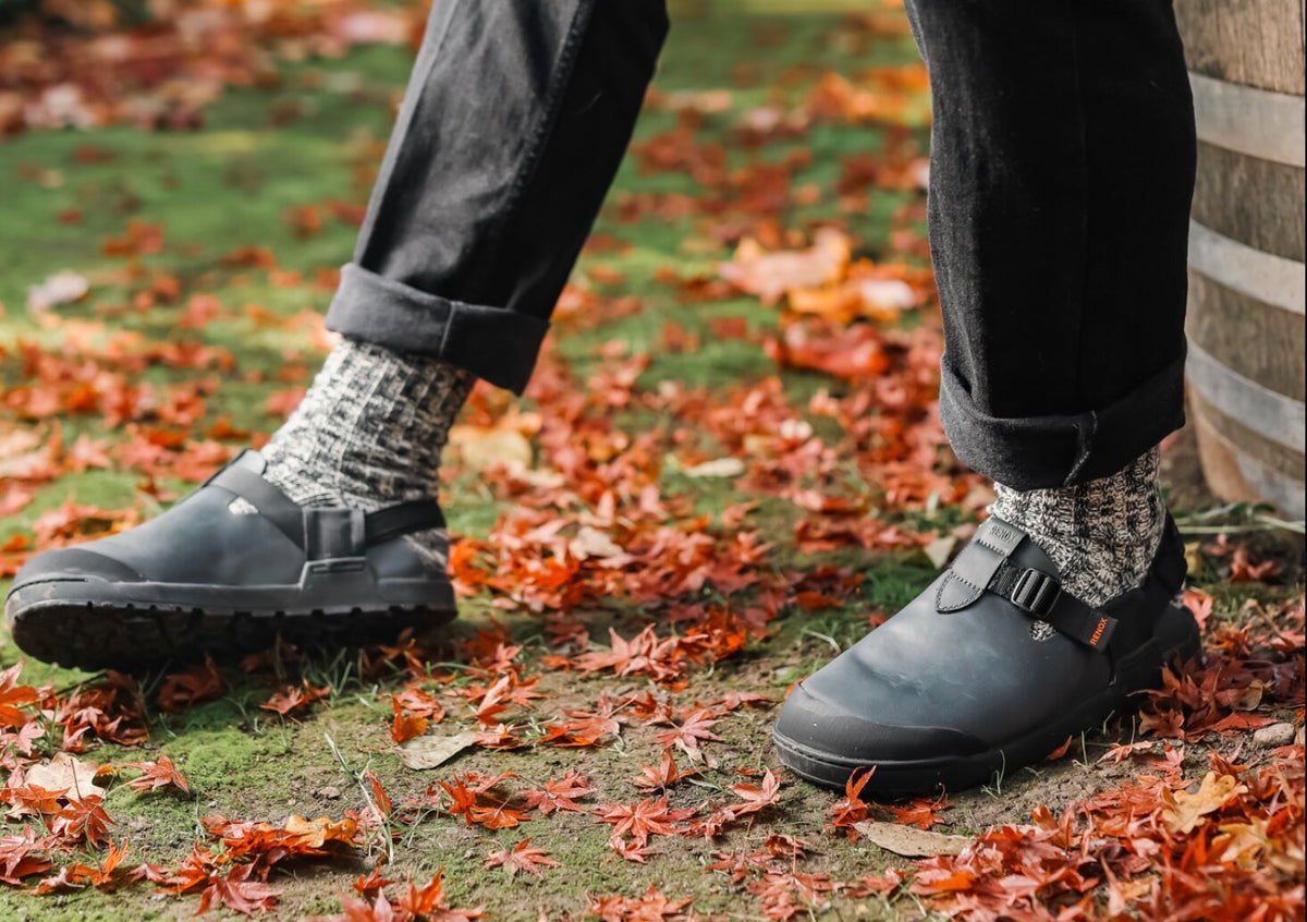 Zuecos de cuero vs Crocs: ¿cuál conviene según tu estilo de vida? (2026)